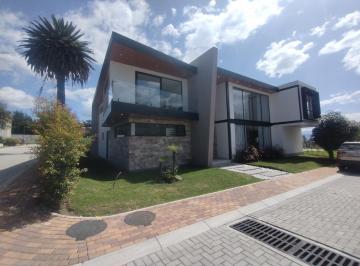 Casa · 391m² · 3 Habitaciones · 2 Estacionamientos · Renta Hermosa Casa Dentro de Urbanización - Puembo
