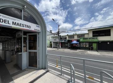 Casa · 386m² · 5 Habitaciones · 3 Estacionamientos · Casa Comercial en Venta Sobre La Av La Prensa, Frente a La Parada del Maestro.