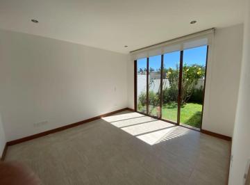 Departamento de 1 habitación, Quito · Cumbayá, Vendo Linda Suite, con Sala Exterior, Chimenea, Acceso Directo Al Jardín, Colegio Menor