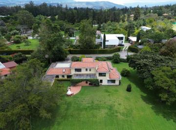 Casa · 500m² · 3 Habitaciones · 4 Estacionamientos · Hermosa Casa de Venta con Terreno Grande Ubicada en Una de Las Mejores Zonas de Puembo