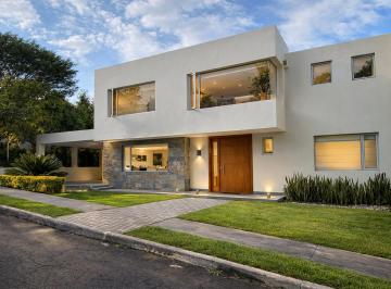 Casa de 4 habitaciones, Quito · Casa Venta: 385 m², 4 Dorm, Estar, Estudio, Amplio Jardin, Suite. Urb Piscina, Cancha