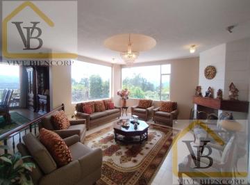 Casa · 385m² · 3 Habitaciones · 4 Estacionamientos · Venta Casa de Una Sola Planta - Nayón
