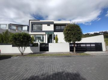 Casa · 340m² · 3 Habitaciones · 2 Estacionamientos · Venta Casa Independiente Dentro de Urbanización - Puembo