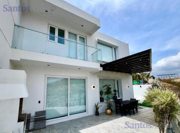 Casa · 288m² · 4 Habitaciones · 2 Estacionamientos · Casa en Venta en Ciudad del Mar 4 Habitaciones