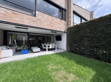 Casa · 165m² · 3 Habitaciones · 2 Estacionamientos · Moderna Casa de 3 Dorm. con Jardín Privado – El Corazón de Cumbayá