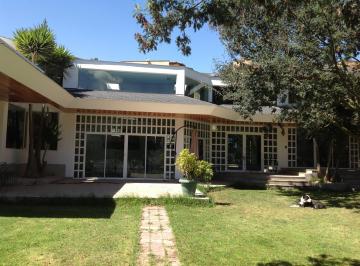 Casa · 1100m² · 5 Habitaciones · 13 Estacionamientos · Mansion en Venta en Santa Lucia Alta