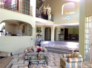 Casa · 1100m² · 5 Habitaciones · 13 Estacionamientos · Mansion en Venta en Santa Lucia Alta