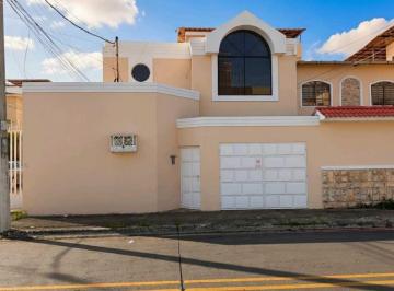 Casa · 200m² · 4 Habitaciones · 2 Estacionamientos · Acuarela del Rio Casa con Dos Departamentos en Venta