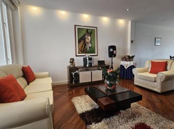 Casa · 242m² · 4 Habitaciones · 2 Estacionamientos · Vendo Casa en Cumbayá Sector La Primavera Dentro de Urbanización