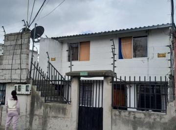Casa de 7 habitaciones, Quito · Vendo Casa Esquinera, Rentera con 3 Dptos Independientes y con 137 m² de Terreno Carapungo, Etapa F.