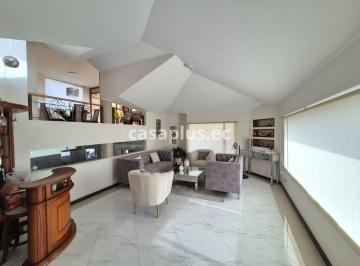 Casa · 266m² · 4 Habitaciones · 2 Estacionamientos · Casa Moderna y Amplia en Venta en Locoa, Latacunga