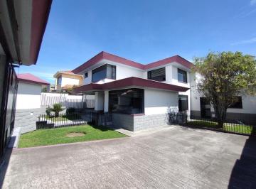 Casa · 260m² · 3 Habitaciones · 4 Estacionamientos · Venta Casa Urb. San José del Valle - Valle de Los Chillos