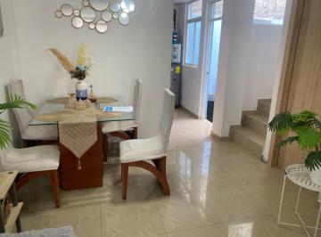 Casa de 3 habitaciones, Quito · Casa de Tres Pisos de Venta en San José de Morán
