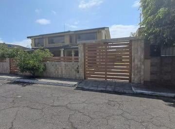 Casa de 5 habitaciones, Quito · Vendo en Cumbayá: Casa Principal + Casa de Huéspedes en Urbanización, Reservorio