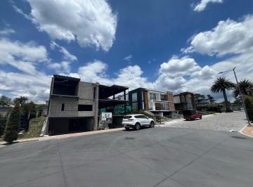 Casa · 230m² · 3 Habitaciones · 4 Estacionamientos · Casa - Tumbaco