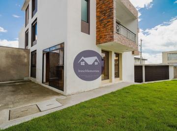 Casa · 172m² · 3 Habitaciones · 2 Estacionamientos · Casa Dentro de Urbanizacion Privada Ubicada en Sangolquí, Valle de Los Chillos