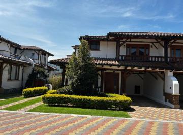 Casa de 3 habitaciones, Quito · Hermosa Casa Rústica en Tumbaco – 230 m², 4 Dorm. y Gran Jardín en Zona de Alta Plusvalía