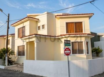 Casa · 220m² · 4 Habitaciones · 4 Estacionamientos · Casa en Venta Atacames: El Privilegio de Vivir El Mar en Total Privacidad