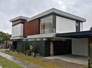 Casa · 297m² · 3 Habitaciones · 2 Estacionamientos · Casas de Venta en Puembo, Vía Arrayanes