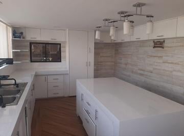 Casa de 4 habitaciones, Quito · Casa con Locales Comerciales y Departamento, en Venta Sector Carcelén