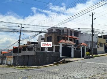 Casa · 387m² · 4 Estacionamientos · Vendo Casa Comercial Esquinera Conocoto - 4 Parqueaderos y 2 Locales Comerciales
