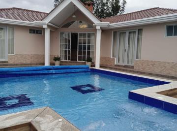 Quinta vacacional de 3 habitaciones, Quito · Vendo Casa Tipo Chalet con Terreno