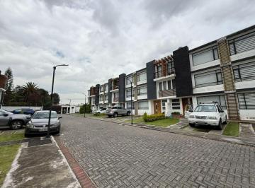 Casa de 4 habitaciones, Quito · Venta Casa 4 Dorm. Dos Parqueaderos y Terraza Conocoto Valle de Los Chillos