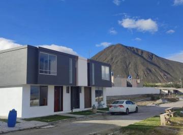 Casa de 3 habitaciones, Quito · Casas Esquineras Amplias de 110 m² en Venta en Mitad del Mundo