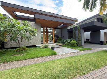 Casa de 5 habitaciones, Guayaquil · Isla del Rio - Isla Mocoli - Majestuosa Casa con Piscina en Venta!