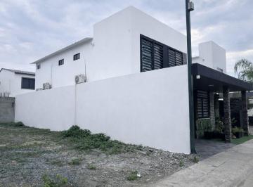 Casa · 170m² · 4 Habitaciones · Casa en Venta Urb. La Joya Etapa Granate Ximo