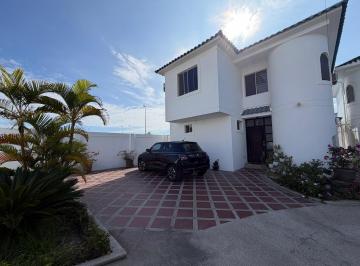 Casa · 270m² · 4 Habitaciones · 2 Estacionamientos · Casa en Venta en Urbanizacion Punta Barandua con Playa Privada, Santa Elena
