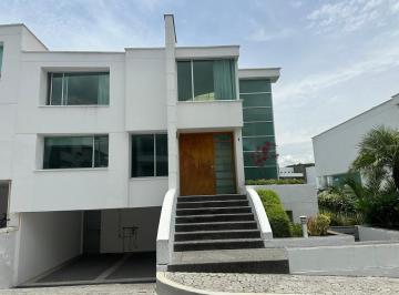 Casa · 315m² · 3 Habitaciones · 4 Estacionamientos · En Venta Hermosa Casa en Cumbayá Dentro de Conjunto