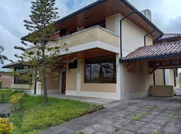 Casa · 584m² · 5 Habitaciones · 4 Estacionamientos · Casa Familiar en Conjunto Privado – Sector San Rafael, Valle de Los Chillos