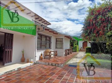 Casa · 500m² · 12 Habitaciones · 6 Estacionamientos · Conocoto 2 Casas de Una Planta en Venta Cerca Av Ilalo Ideal Para Geriátrico, Escuela