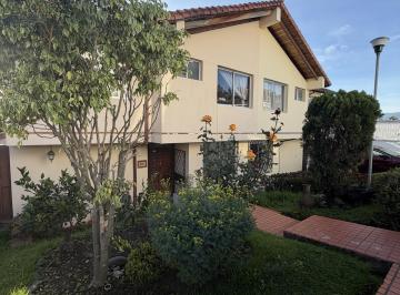Casa · 210m² · 3 Habitaciones · 1 Estacionamiento · Vendo Casados Plantas en La Armenia