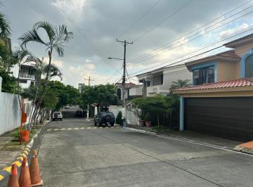 Casa de 4 habitaciones, Guayaquil · Venta de Hermosa Casa en El Porton de Lomas de Urdesa