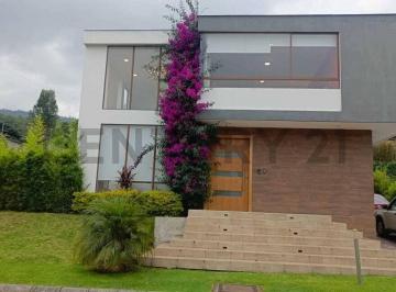 Casa · 260m² · 3 Habitaciones · 2 Estacionamientos · En Venta Casa en Nayon