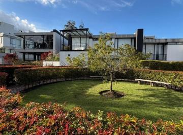 Casa de 3 habitaciones, Quito · Casa Moderna en Venta en Conjunto Exclusivo con Piscina, Gym y Cine.