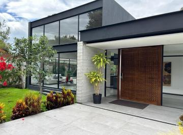 Casa · 592m² · 3 Habitaciones · Vendo Casa Moderna con Piscina Dentro de Urb en Intervalles