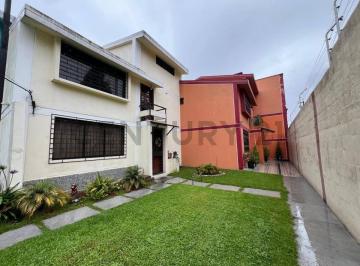 Casa · 241m² · 3 Habitaciones · 1 Estacionamiento · Venta Casa Eloy Alfaro - Comité del Pueblo