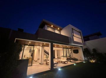 Casa · 298m² · 3 Habitaciones · 2 Estacionamientos · Mv - Puembo - Sector Arrayanes, en Venta Casa 3d 298 m² Utiles