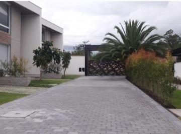 Casa de 4 habitaciones, Quito · Vendo Hermosa Casa 4 Dorm. Amplios, Tumbaco, Precio de Oportunidad! Cerca Al Mega Kiwi Tumba