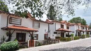 Casa · 315m² · 4 Habitaciones · 4 Estacionamientos · Casa en Venta en San Rafael. Quito Sann