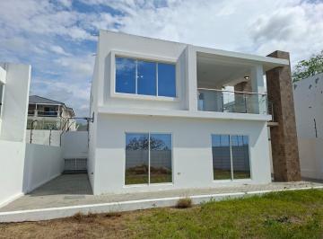 Casa · 150m² · 3 Habitaciones · 2 Estacionamientos · Casa de 3 Habitaciones en Costa del Este en Venta