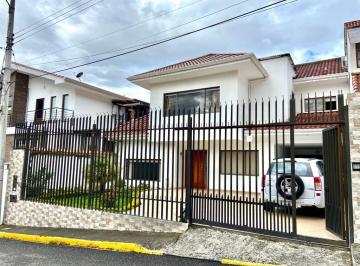 Casa · 236m² · 4 Habitaciones · 3 Estacionamientos · Hermosa Casa en Venta, Sector El Constitucional
