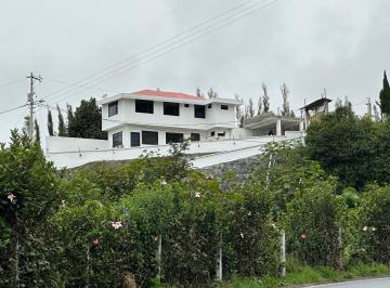 Casa · 290m² · 4 Habitaciones · 6 Estacionamientos · Casa en Venta en San José de Chaltura