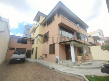 Casa · 425m² · 4 Habitaciones · 3 Estacionamientos · Venta de Casa con Departamento Incluido