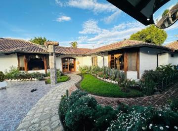 Hacienda-Quinta , Quito · Vendo Quinta con Piscina en La Ruta Viva