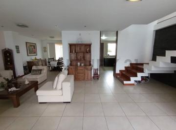 Casa · 204m² · 3 Habitaciones · 2 Estacionamientos · Casa Venta San Juan de Cumbayá en Conjunto