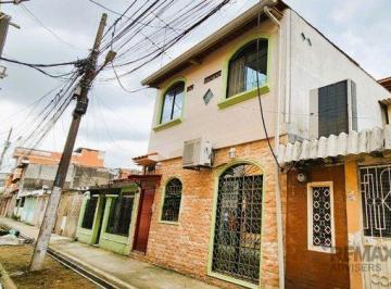 Casa · 160m² · 4 Habitaciones · Venta Casa de 3 Departamentos en Martha de Roldos